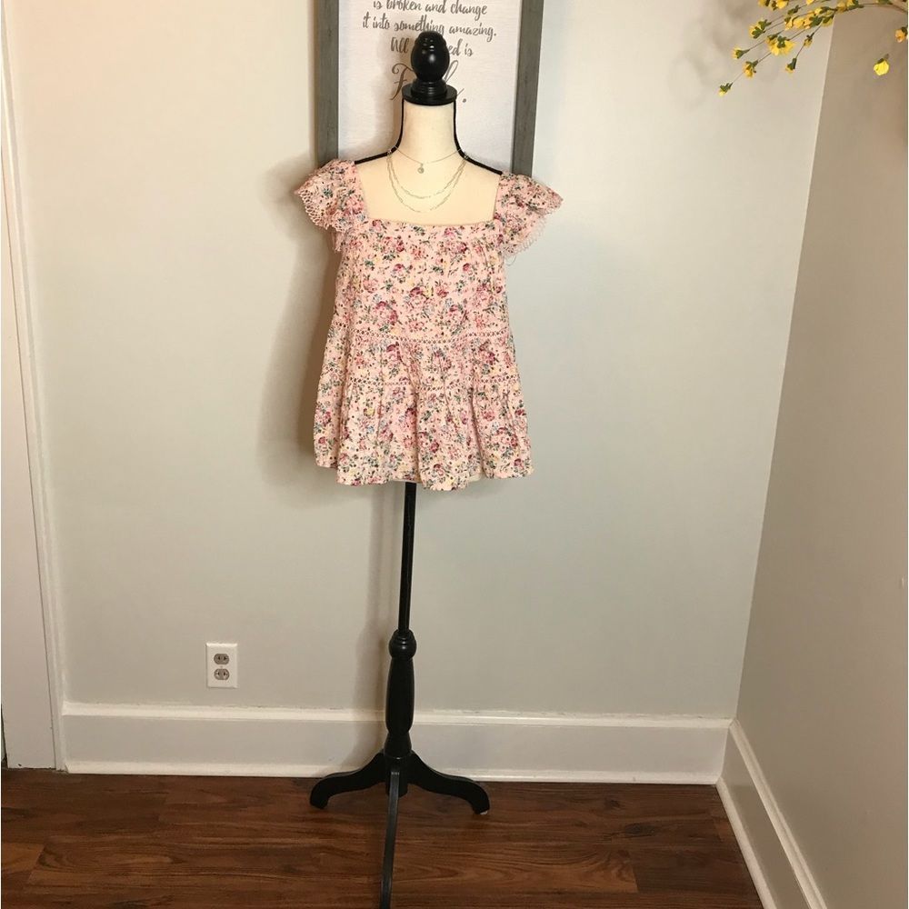 MIAMI BY FRANCESCAS • SIZE: L • BEAUTIFUL LINED FLORAL TOP WITH EYELETS